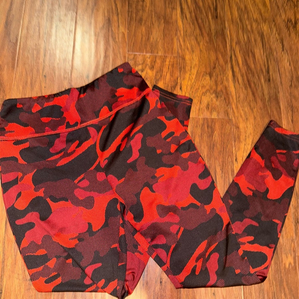 Red and Black Camouflage Leggings Dynamic Stretch Fit